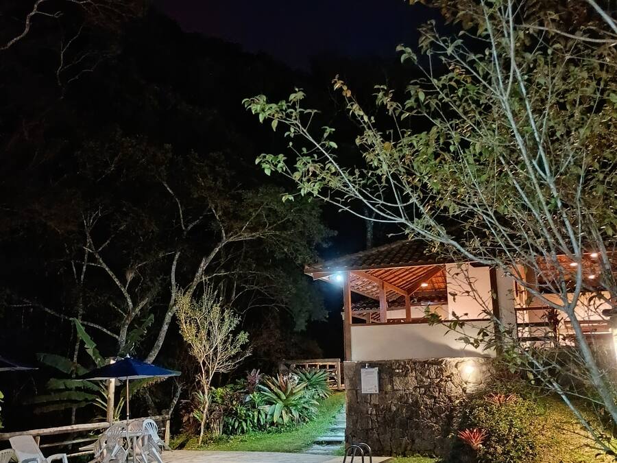 Piscine extérieure, parasols, chaises longues