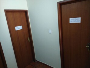 Quarto quádruplo família | Frigobar, Wi-Fi de cortesia, roupa de cama