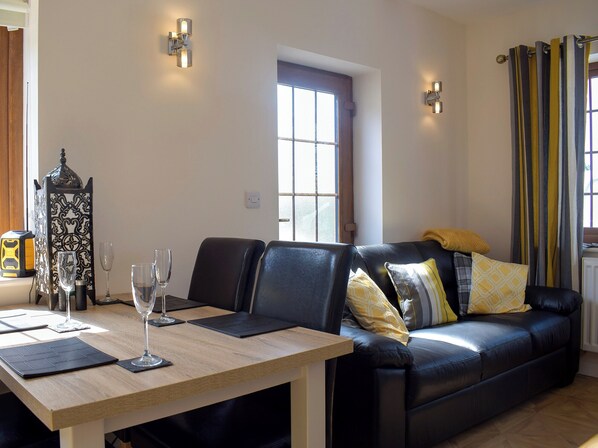 Dining - 2 bedroom accommodation in Glasbury, near Hay-on-Wye (Glasbury, near Hay-on-Wye)