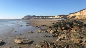 Ein felsiger Strand bei klarem Himmel.
