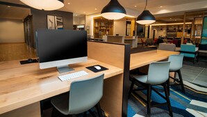A modern hotel lobby with a reception desk, bar area, and seating. - Hyatt House Nashville/Franklin/Cool Springs (Franklin)