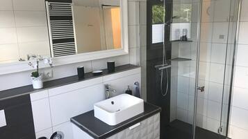Badewanne, Haartrockner, Handtücher, Seife