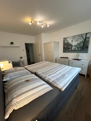 1 Schlafzimmer, Schreibtisch, schallisolierte Zimmer