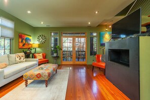 TV, fireplace