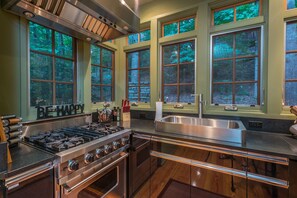 Een koelkast, een oven, een kookplaat, een vaatwasser