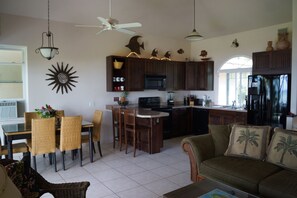 TV connectée, lecteur de DVD, baby-foot, livres