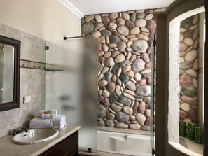Combined shower/tub, jetted tub, hair dryer, towels