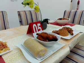 Petit déjeuner complet compris tous les jours