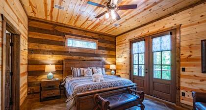 4+ Bedroom Luxury Cabin/Private Fishing pier on Pond/Pool Table/Hot Tub and MORE