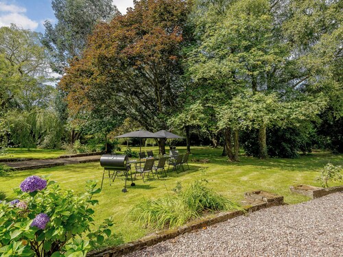 5 bedroom accommodation in Crossway Green, near Stourport-on-Severn