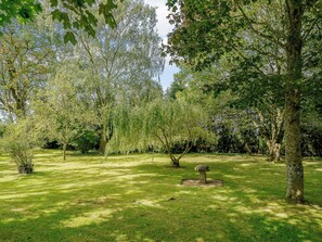 A grassy area with trees and a stone fountain. - 5 bedroom accommodation in Crossway Green, near Stourport-on-Severn (Crossway Green, near Stourport-on-Severn)
