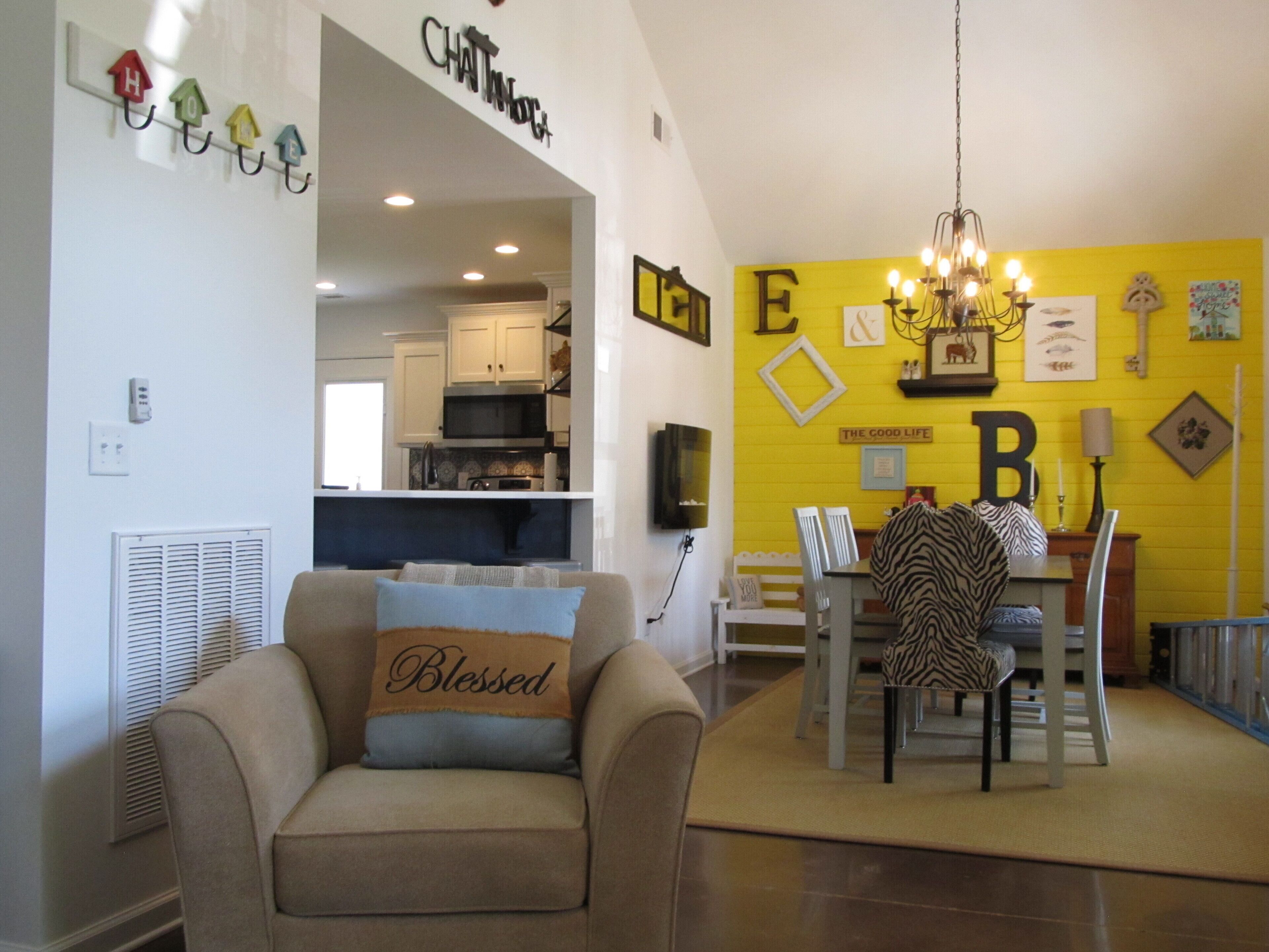 Televisio, takka, videopelejä, kirjoja