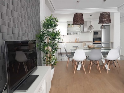 Spacious apartment renovated with a modern style, located in the Pza. Ourense major