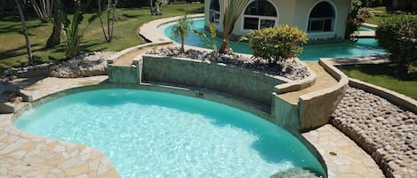 Inomhuspool och utomhuspool