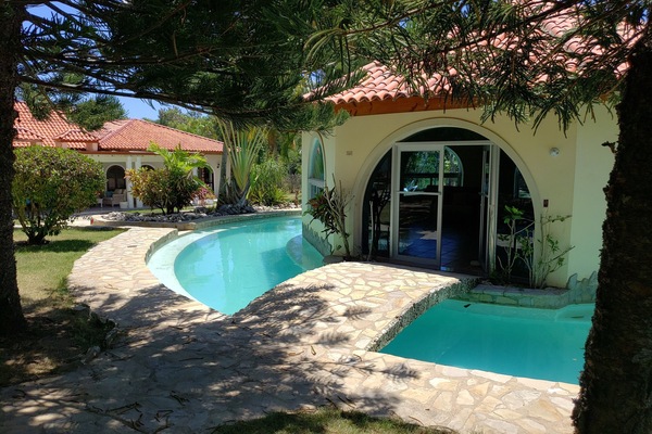 Una piscina techada, una piscina al aire libre