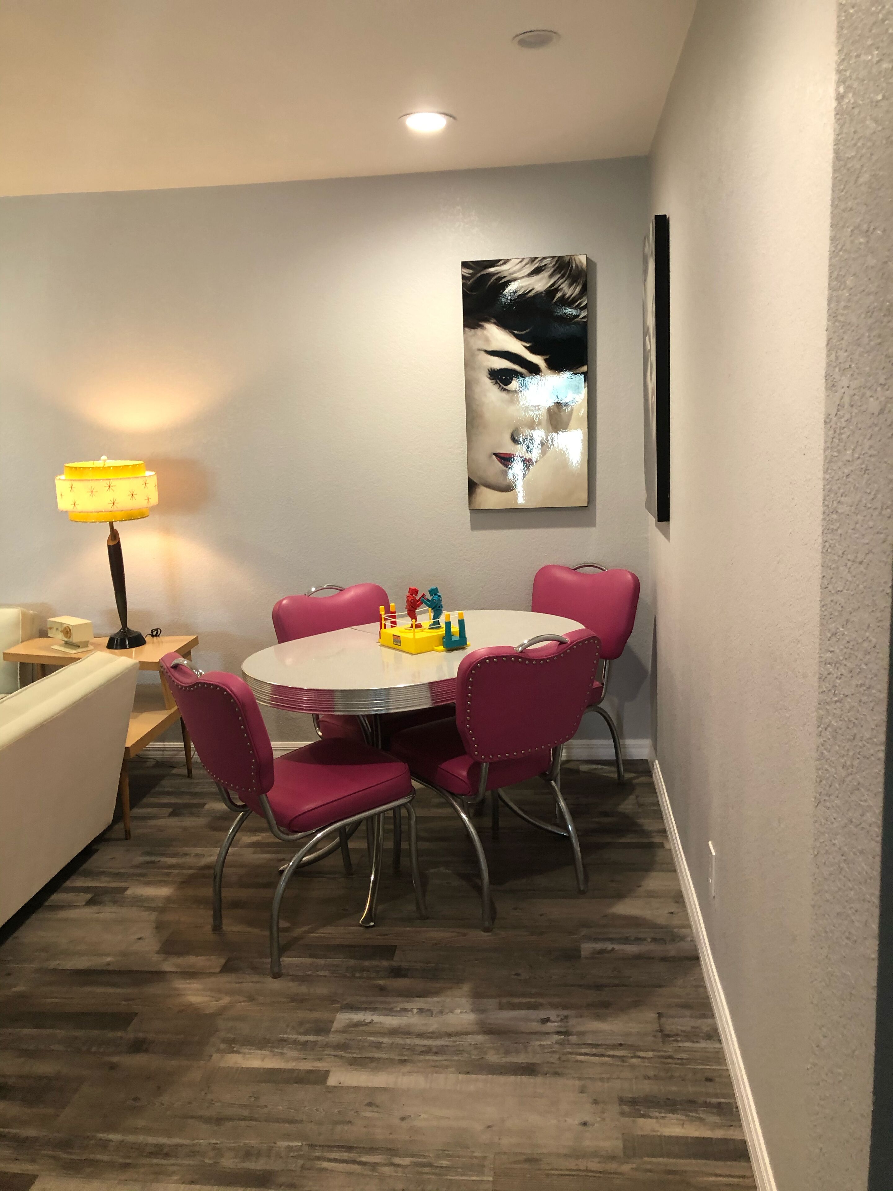  1,500 sq/ft retro style 3 bedroom 2 bath king bed Big Rig parking. Garage!