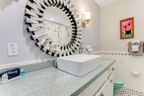 Ensemble douche/baignoire, sèche-cheveux, serviettes fournies, savon