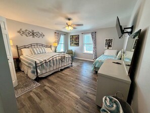 3 bedrooms, iron/ironing board, free WiFi, bed sheets -  Sleeps 12•Huge PrivateDeck•Beach Gear•Pool Table•Steps to Ocean•Trailer parking (Ormond Beach)