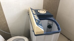 Un bany amb vàter i acumulador d'aigua.