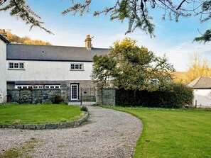 A two-story house with a stone facade, a gravel driveway, and a well-maintained lawn. - 2 bedroom accommodation in Widecombe-in-the-Moor, near Bovey Tracey (Widecombe-in-the-Moor, near Bovey Tracey)