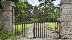 A wrought iron gate with a stone wall on either side, leading to a gravel path. - 2 bedroom accommodation in Widecombe-in-the-Moor, near Bovey Tracey (Widecombe-in-the-Moor, near Bovey Tracey)