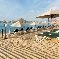 En la playa, camastros y toallas de playa