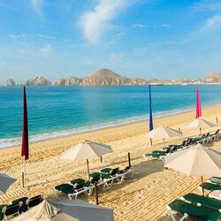 En la playa, camastros y toallas de playa