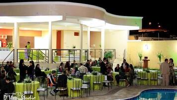 Fachada da propriedade à noite