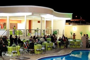 Fachada de la propiedad por la tarde o noche