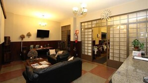 Coin salon dans le hall