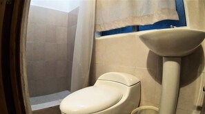 家庭独立别墅 | 浴室 | 淋浴设施、免费洗浴用品、毛巾、肥皂