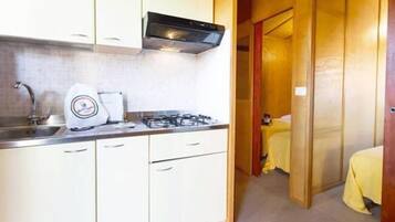 Peti sejuk/penyejuk beku saiz penuh, dapur, kerusi tinggi