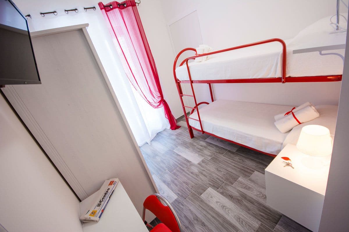 Camera singola (Rossa) | Minibar, una cassaforte in camera, una scrivania, tende oscuranti
