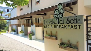 Señalización para 'I Gelsondi Sofia BED & BREAKFAST' con un logotipo decorativo, que indica un hospedaje tipo bed and breakfast.