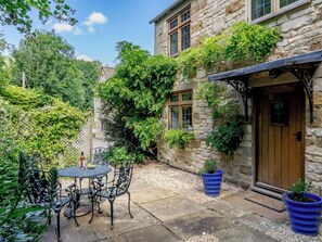 Outdoor dining - 2 bedroom accommodation in Uley, near Dursley (Uley, near Dursley)