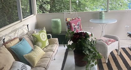 Carroll Manor: RecentlyRenovated English Tutor. Sleeps 8