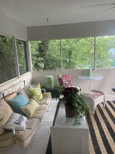 Carroll Manor: RecentlyRenovated English Tutor. Sleeps 8