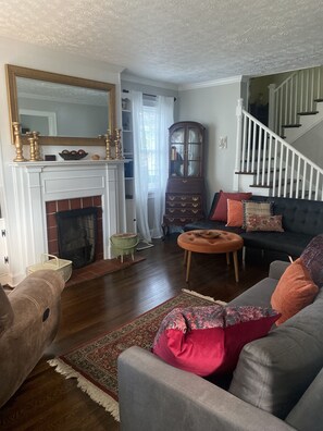 スマートテレビ、暖炉、DVD プレーヤー、書庫