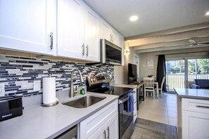 Jääkaappi, mikroaaltouuni, uuni, liesi