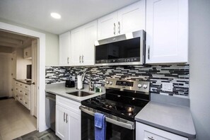 Jääkaappi, mikroaaltouuni, uuni, liesi