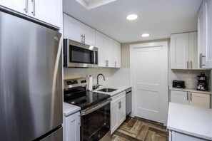 Een koelkast, een microgolfoven, een oven, een kookplaat