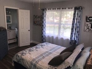 3 slaapkamers, een strijkplank/strijkijzer, wifi, beddengoed