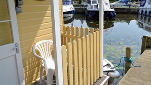 Un bâtiment jaune avec une enseigne indiquant « Ardea » et une chaise blanche placée à l’extérieur.