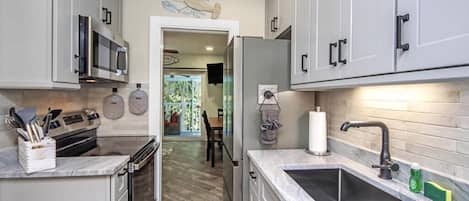 Kylskåp, mikrovågsugn, ugn och spishäll