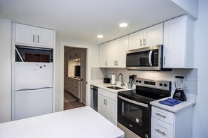 Refrigerador, microondas, horno y parrilla de estufa 