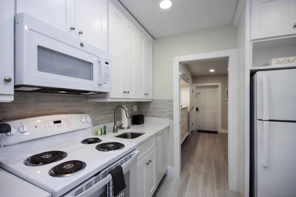 Jääkaappi, mikroaaltouuni, uuni, liesi