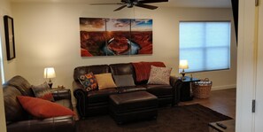 Een televisie en een open haard