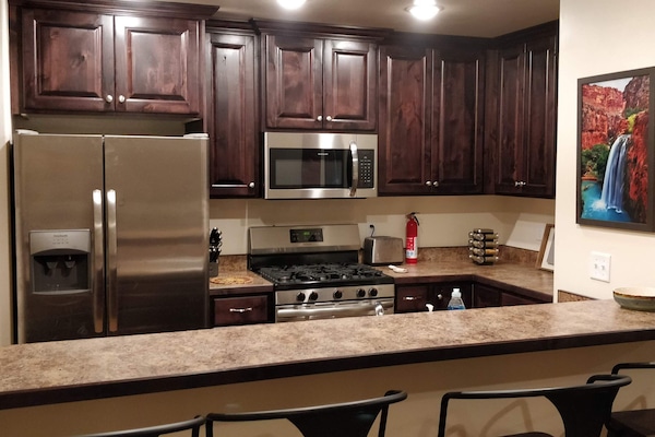 Køleskab, mikrobølgeovn, ovn, kogeplade