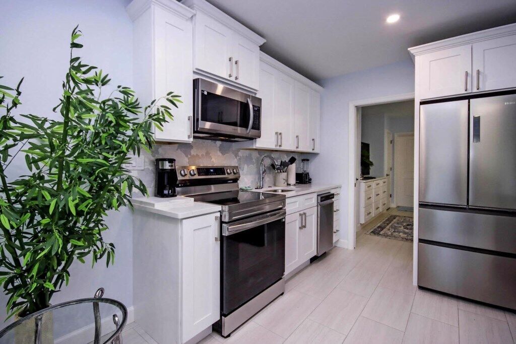 Kühlschrank, Mikrowelle, Ofen, Herdplatte