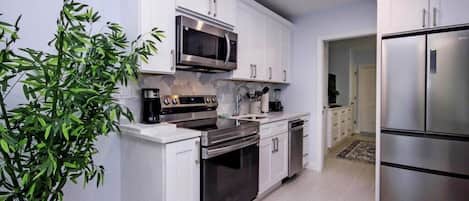 KĂŒhlschrank, Mikrowelle, Ofen, Herdplatte